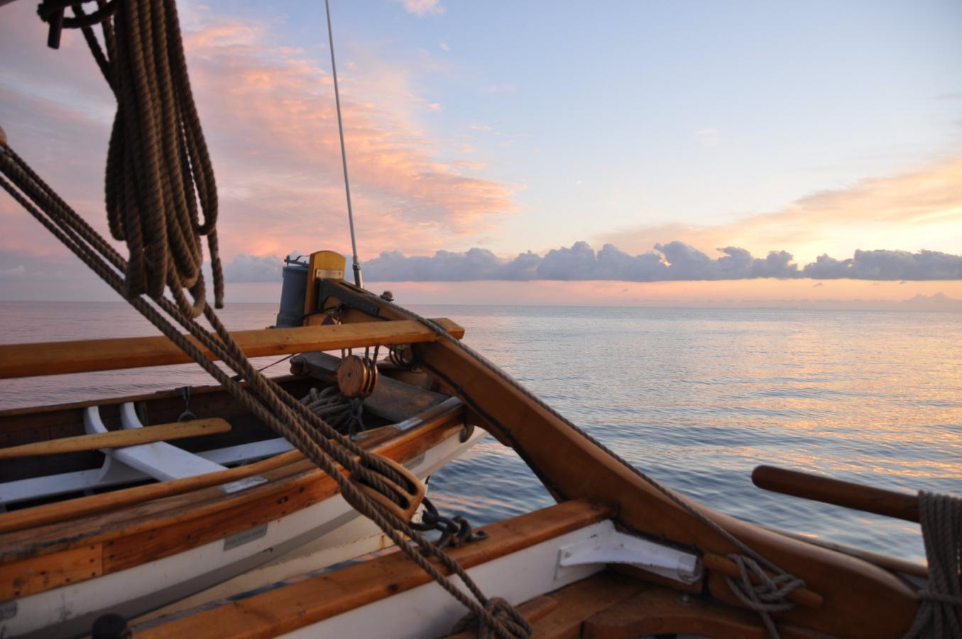 Schiffsbogen im Sonnenuntergang