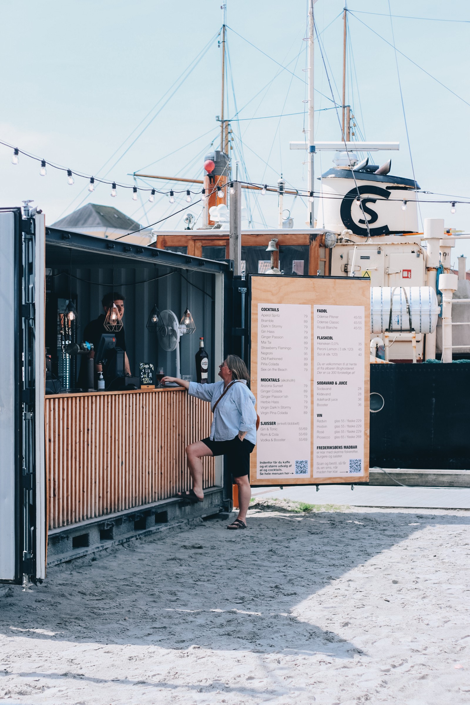 Strandbaren, Kammerateriet på Frederiksø, Sommer ved Sundet