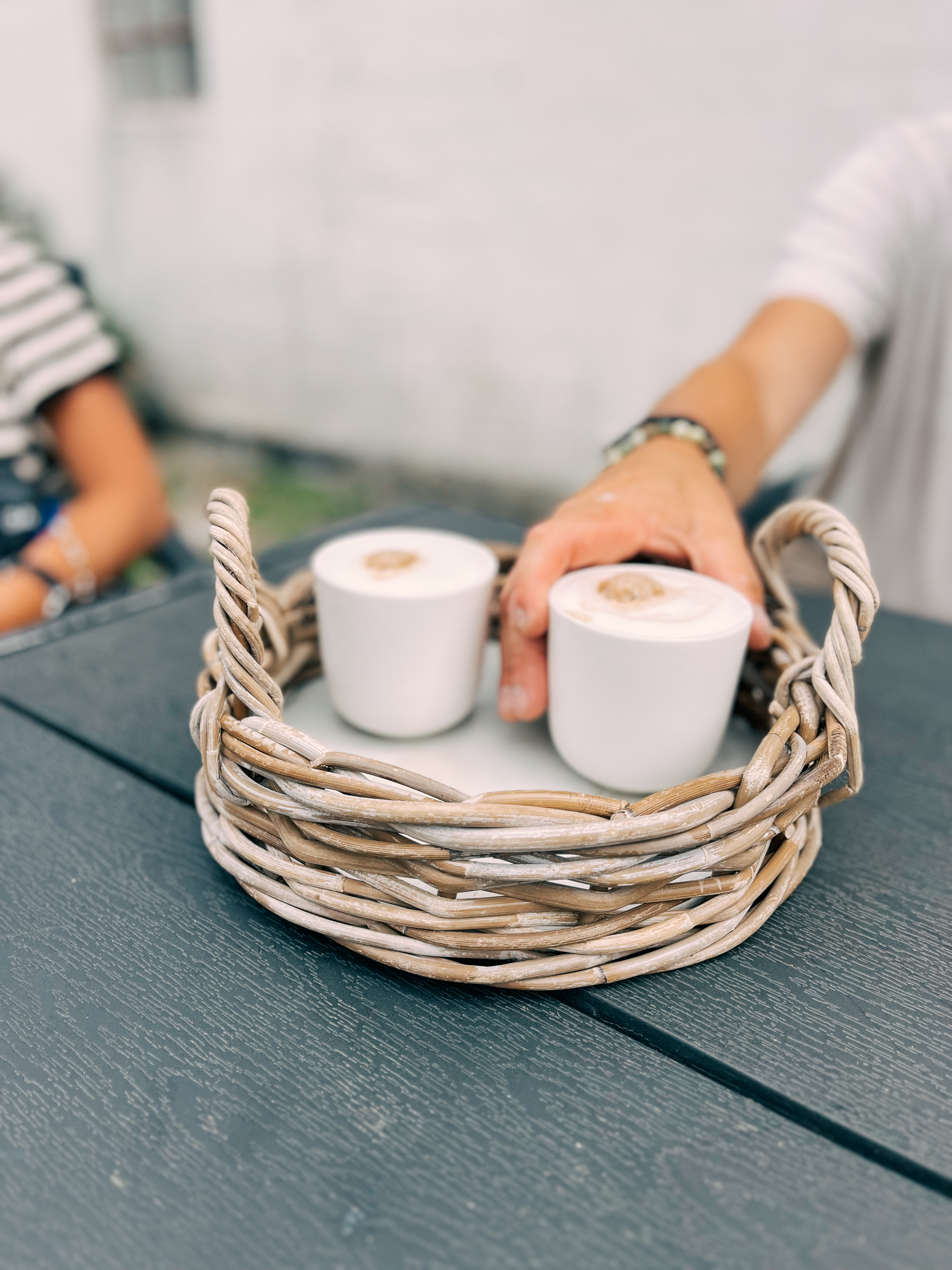 på kopper kaffe på et bord på en bakke